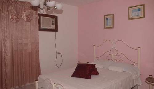 Habitación básica con 1 cama doble o 2 individuales