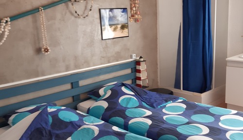 Habitación básica con 2 camas individuales