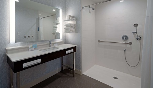 Habitación, 1 cama de matrimonio grande, accesible para personas con discapacidad (Roll-In Shower)