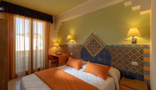 Habitación económica doble, balcón, vistas parciales al mar