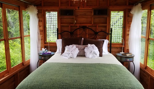 Casa romántica en un árbol, varias camas, bañera de hidromasaje, vistas al parque