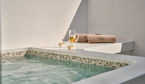 Suite superior, bañera de hidromasaje, vistas a la piscina