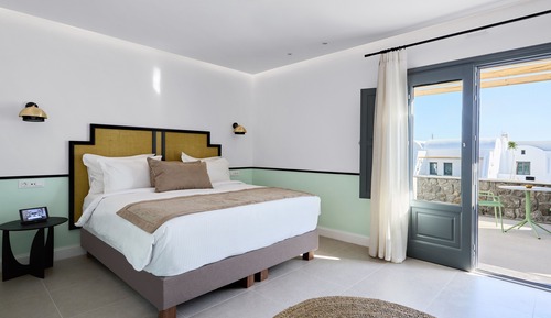 Suite Confort, bañera de hidromasaje, vistas a la piscina