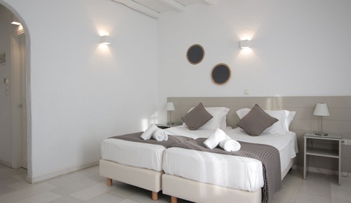 Habitación con 1 cama doble o 2 individuales, vistas parciales al mar