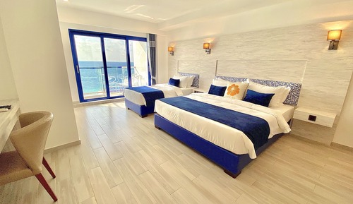 Habitación triple Deluxe, balcón, vistas al mar