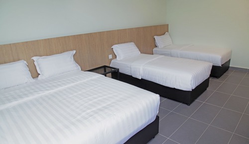 Habitación cuádruple económica, varias camas, baño privado