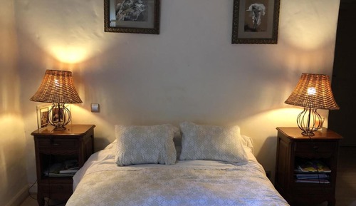 Habitación doble (N°2 - Private shower, shared toilets)