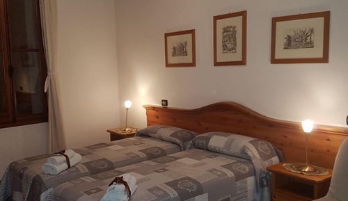 Habitación básica con 2 camas individuales