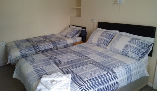 Habitación triple, baño privado (Small-Sleeps 3)