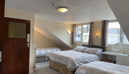 Suite familiar, baño privado (Large-Sleeps 5)