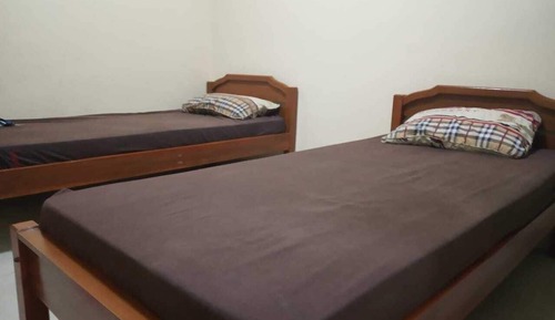 Habitación básica con 2 camas individuales