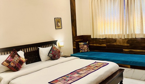 Deluxe Room, Street view, King bed ( Ground Floor )