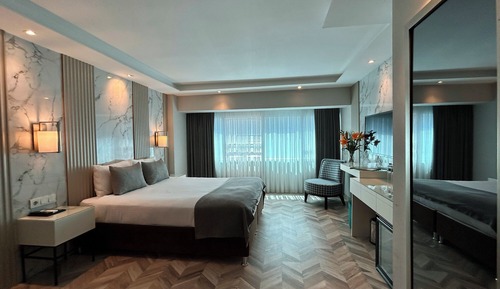 Deluxe Room, 1 Queen Bed, Non Smoking, City View
