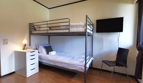 Habitación básica con 2 camas individuales