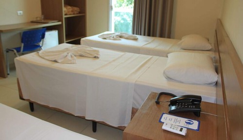 Habitación básica con 2 camas individuales