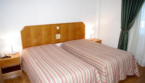 Habitación estándar con 1 cama doble o 2 individuales, no fumadores, baño privado