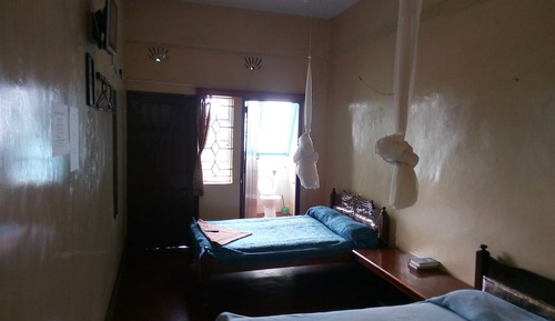 Habitación Confort, varias camas, balcón