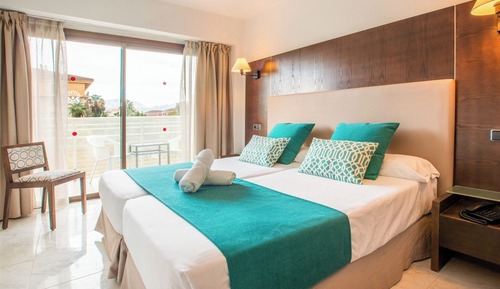 Habitación doble, balcón, vistas parciales al mar