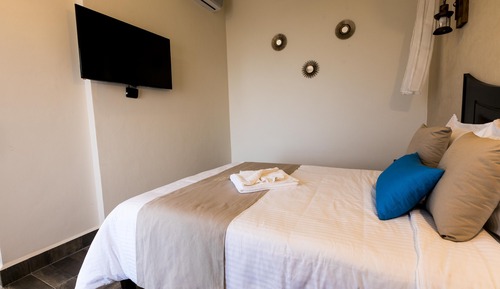 Habitación Deluxe, 1 cama de matrimonio grande, frigorífico, vistas a la piscina