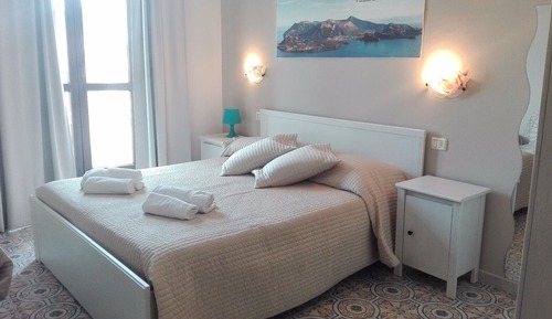 Habitación básica con 1 cama doble o 2 individuales