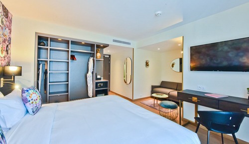 Habitación Premium, varias camas, balcón, vistas a la ciudad