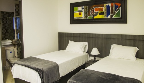 Habitación básica con 2 camas individuales