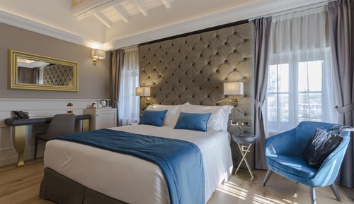 Habitación Deluxe, 1 cama de matrimonio grande, bañera de hidromasaje, vistas a la piscina