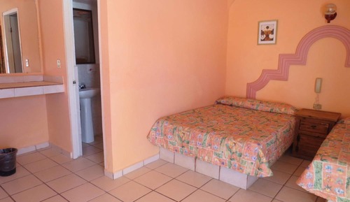 Habitación básica con 1 cama doble o 2 individuales