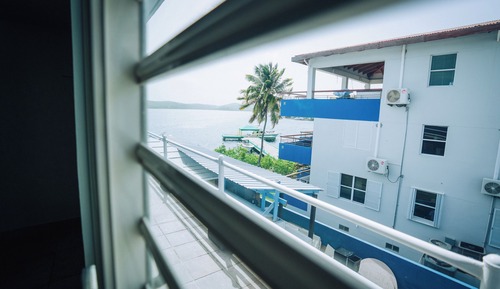 Habitación triple Deluxe, vistas parciales al mar