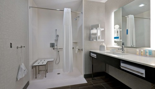 Habitación, 1 cama de matrimonio grande (Mobility & Hearing, Roll-in Shower)