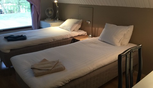 Habitación básica con 1 cama doble o 2 individuales, baño compartido