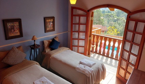 Habitación básica con 1 cama doble o 2 individuales, 2 camas individuales