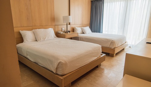 Habitación, 2 camas de matrimonio, cocina básica, vistas al jardín