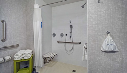 Habitación, 2 camas de matrimonio (Mobility & Hearing, Roll-in Shower)
