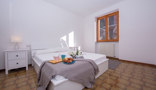 Apartamento familiar, 2 habitaciones, junto a la montaña (Balcone di Perledo)