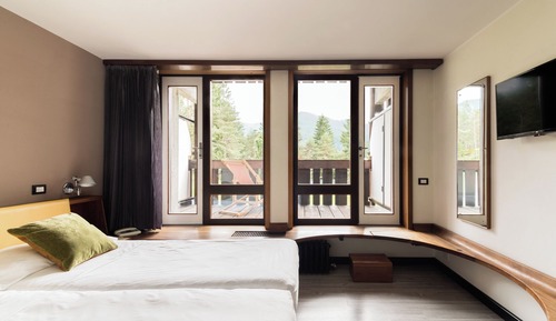 Habitación clásica con 1 cama doble o 2 individuales, vistas a la montaña
