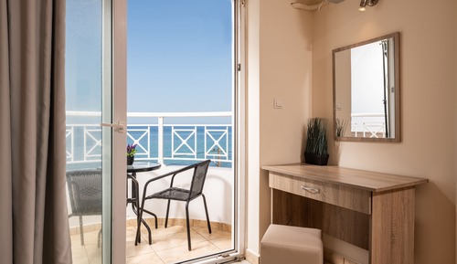 Habitación superior con 2 camas individuales, vistas al mar