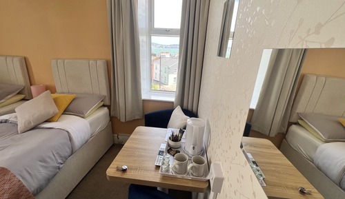 Habitación con 1 cama doble o 2 individuales, baño privado, vistas al mar