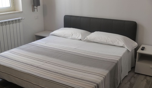 Habitación económica doble, vistas al patio (Nèos)