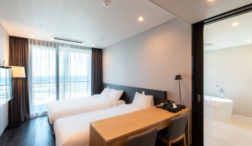 Habitación Premier con 2 camas individuales, vistas parciales al mar (Deluxe)