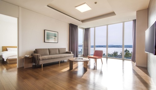 [Hello! Swimming] Royal Room (54 PY) + Four Seasons Heated Pool & Sauna + 1 Chicken & Beer Set