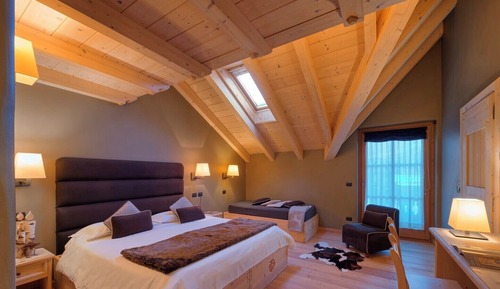 Habitación superior con 1 cama doble o 2 individuales, balcón