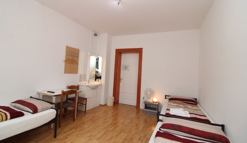 Habitación triple económica, no fumadores, baño compartido