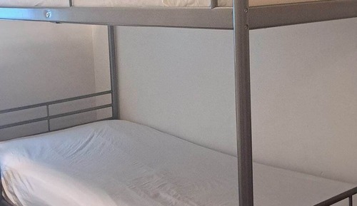 Dormitorio compartido económico, dormitorio mixto