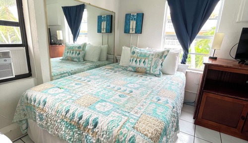 Suite estudio familiar, varias camas, cocina, vistas parciales al mar