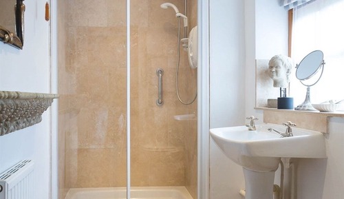 Habitación con 2 camas individuales, baño privado