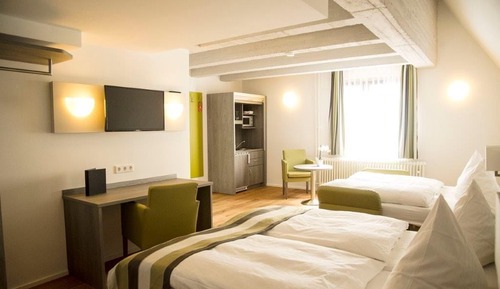 Habitación cuádruple clásica, 1 cama de matrimonio con sofá cama, vistas a la ciudad