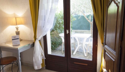 Habitación clásica con 1 cama doble o 2 individuales, vistas al jardín
