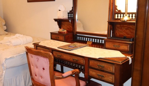 Habitación tradicional con 2 camas individuales, baño privado