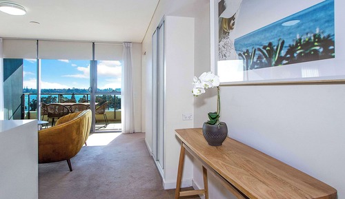 Suite, no fumadores, vistas al puerto (1 Queen Bed & 2 Twin Beds)